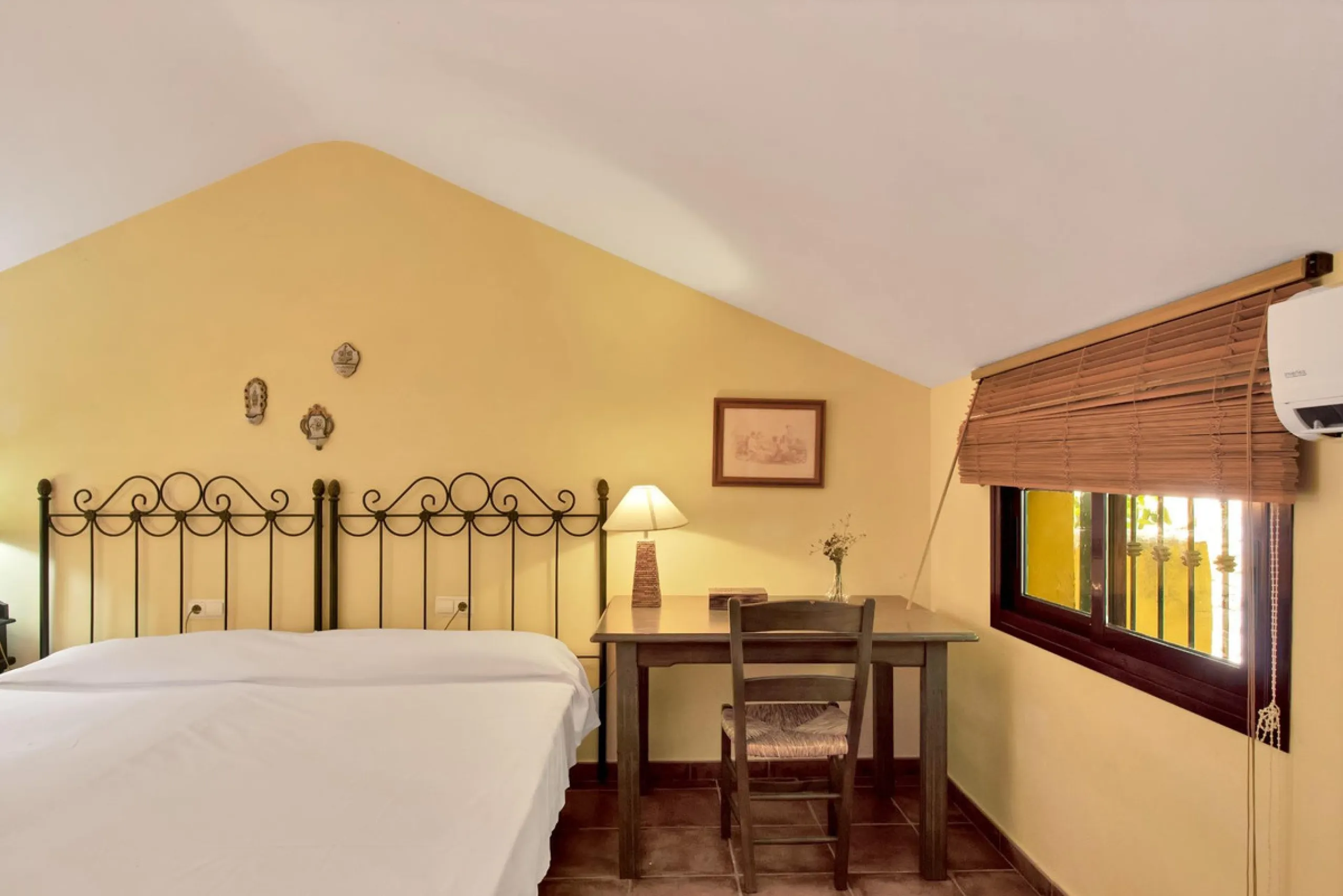 Country house with a total interior surface, in very good condition, with over 19,503 sqm of lush gardens and mature trees, completely gated. Ideal for a first or a second residence, one can enjoy there the peace and total privacy of a perfect green oasis