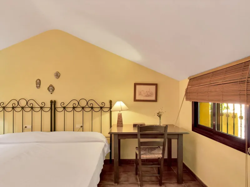 Country house with a total interior surface, in very good condition, with over 19,503 sqm of lush gardens and mature trees, completely gated. Ideal for a first or a second residence, one can enjoy there the peace and total privacy of a perfect green oasis