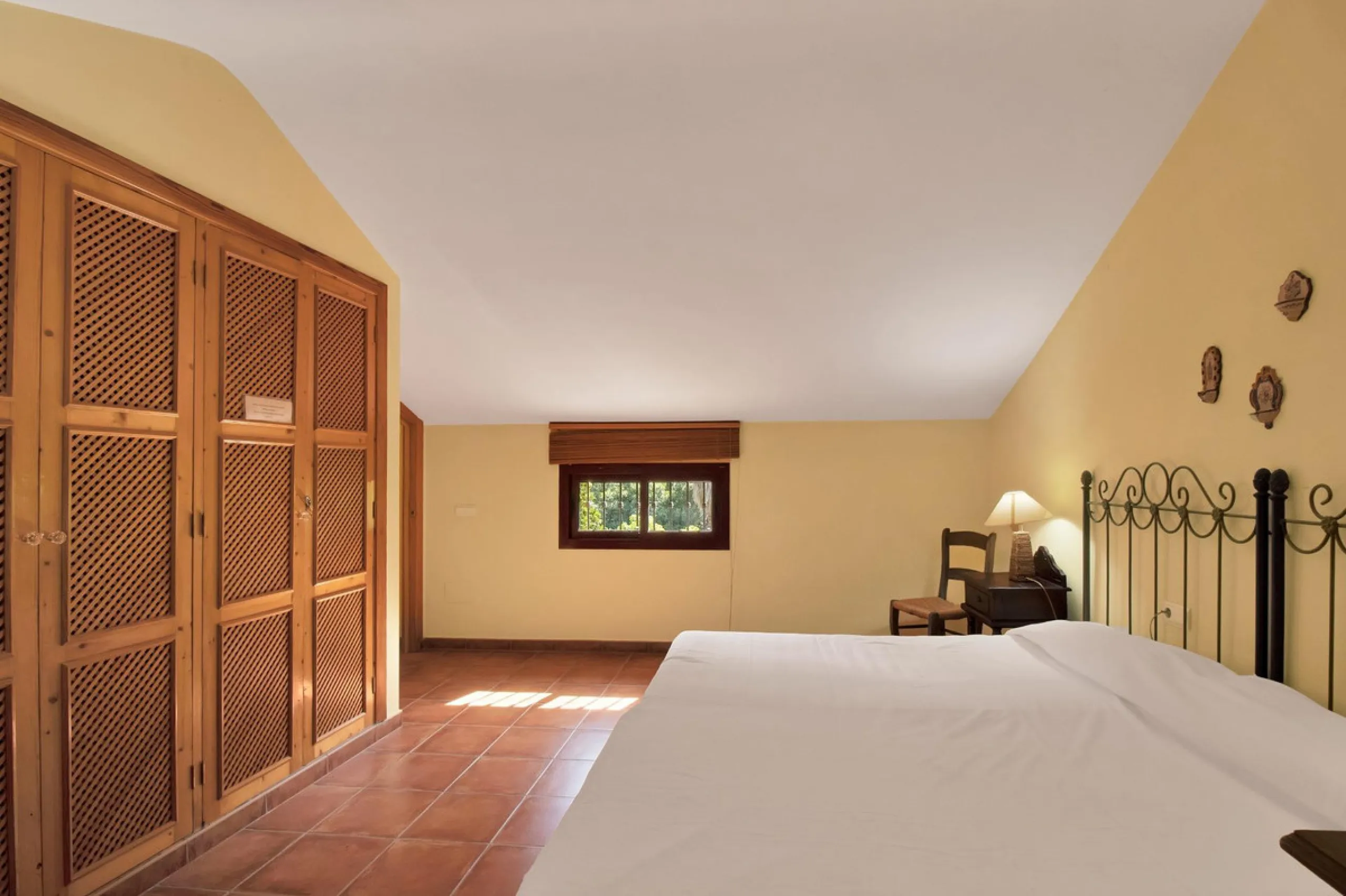 Country house with a total interior surface, in very good condition, with over 19,503 sqm of lush gardens and mature trees, completely gated. Ideal for a first or a second residence, one can enjoy there the peace and total privacy of a perfect green oasis