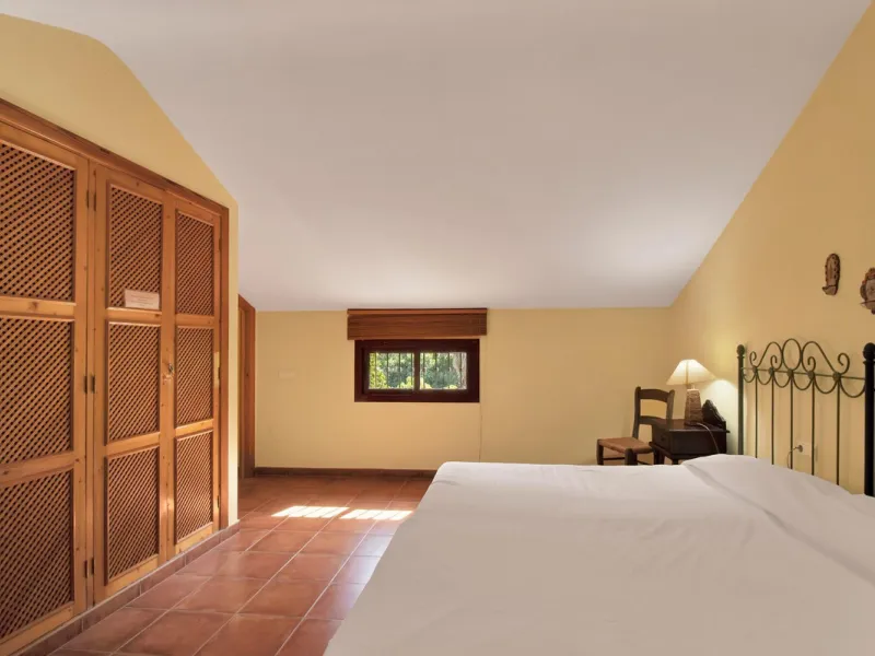 Country house with a total interior surface, in very good condition, with over 19,503 sqm of lush gardens and mature trees, completely gated. Ideal for a first or a second residence, one can enjoy there the peace and total privacy of a perfect green oasis