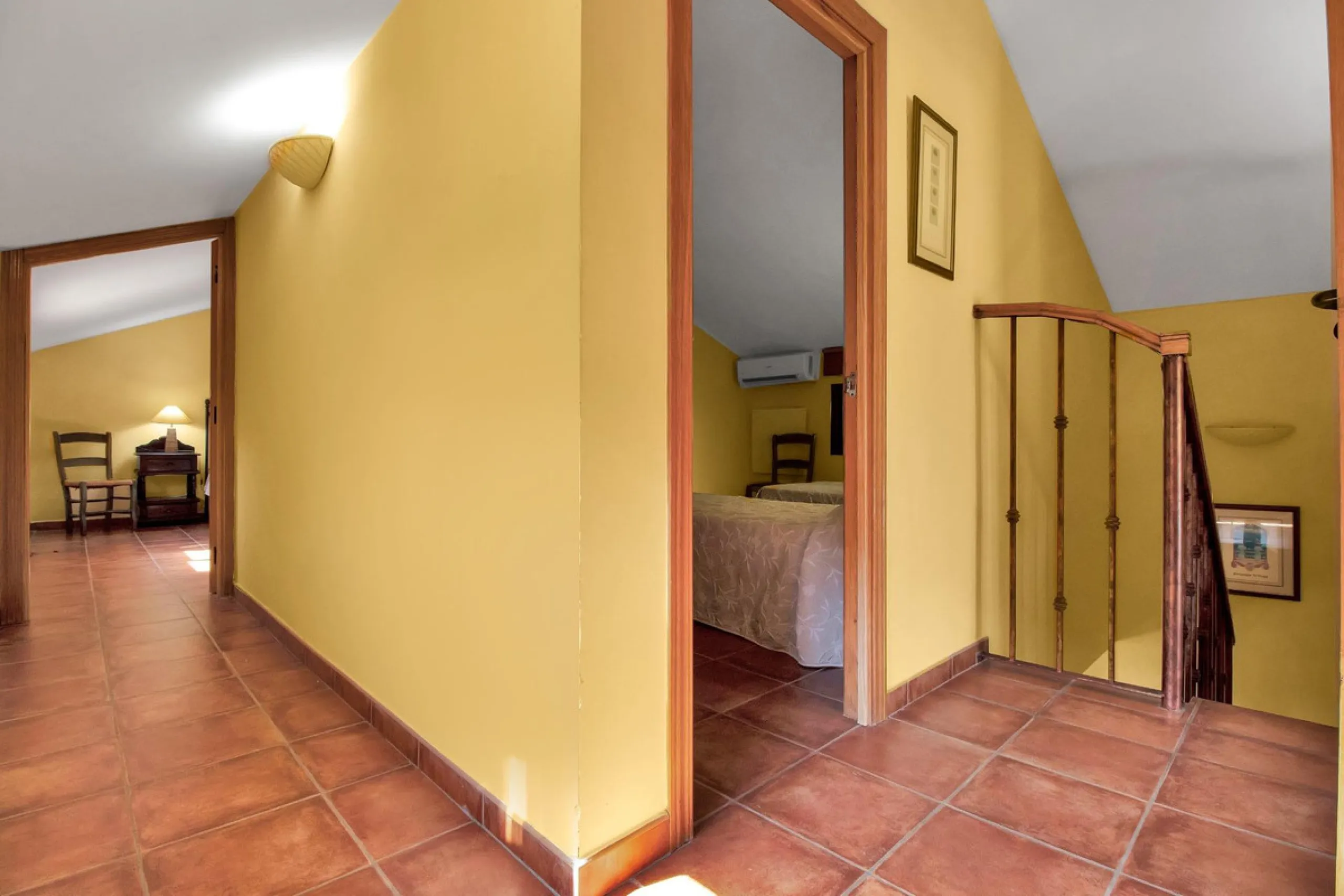 Country house with a total interior surface, in very good condition, with over 19,503 sqm of lush gardens and mature trees, completely gated. Ideal for a first or a second residence, one can enjoy there the peace and total privacy of a perfect green oasis