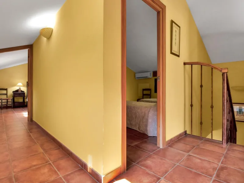 Country house with a total interior surface, in very good condition, with over 19,503 sqm of lush gardens and mature trees, completely gated. Ideal for a first or a second residence, one can enjoy there the peace and total privacy of a perfect green oasis