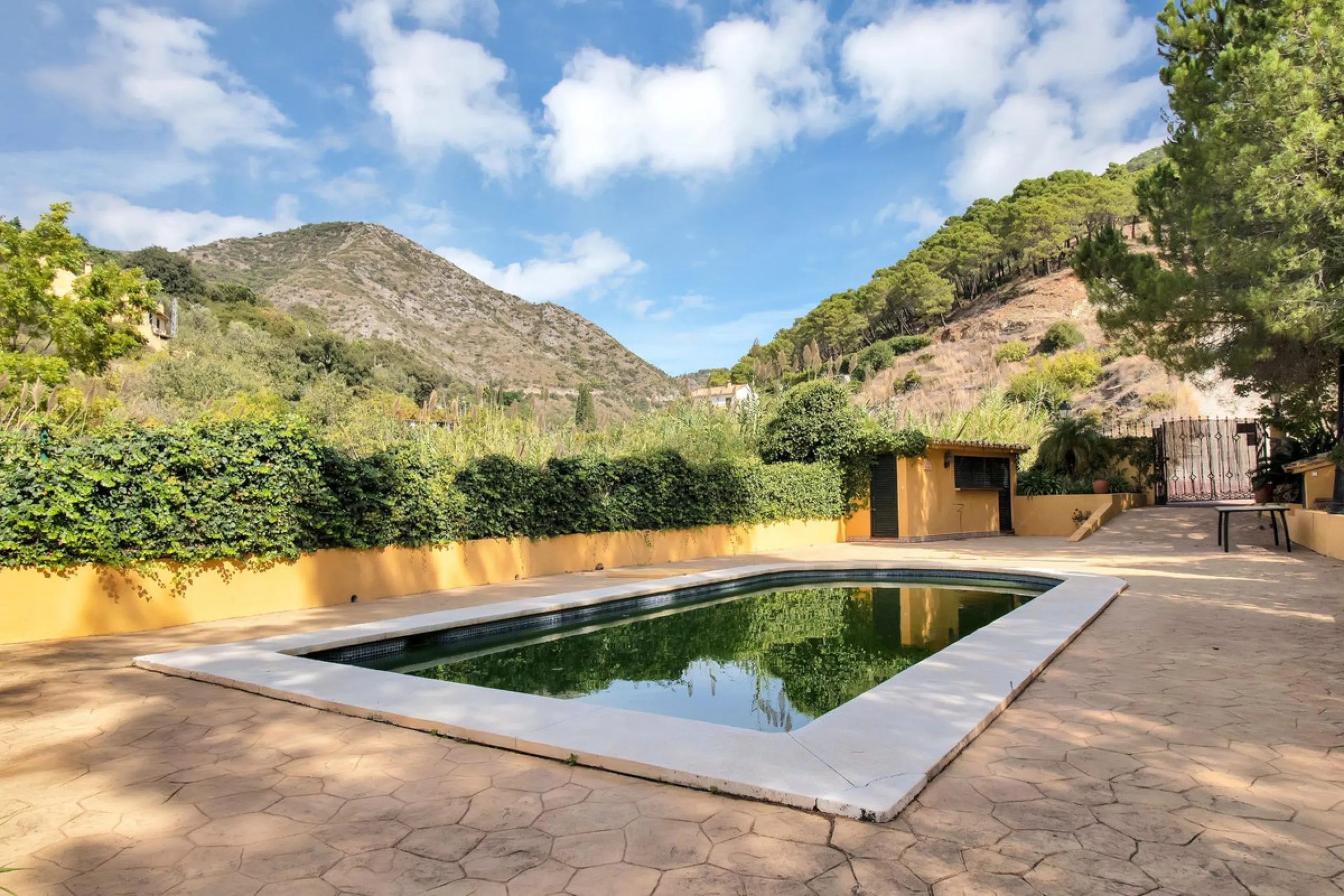 Country house with a total interior surface, in very good condition, with over 19,503 sqm of lush gardens and mature trees, completely gated. Ideal for a first or a second residence, one can enjoy there the peace and total privacy of a perfect green oasis
