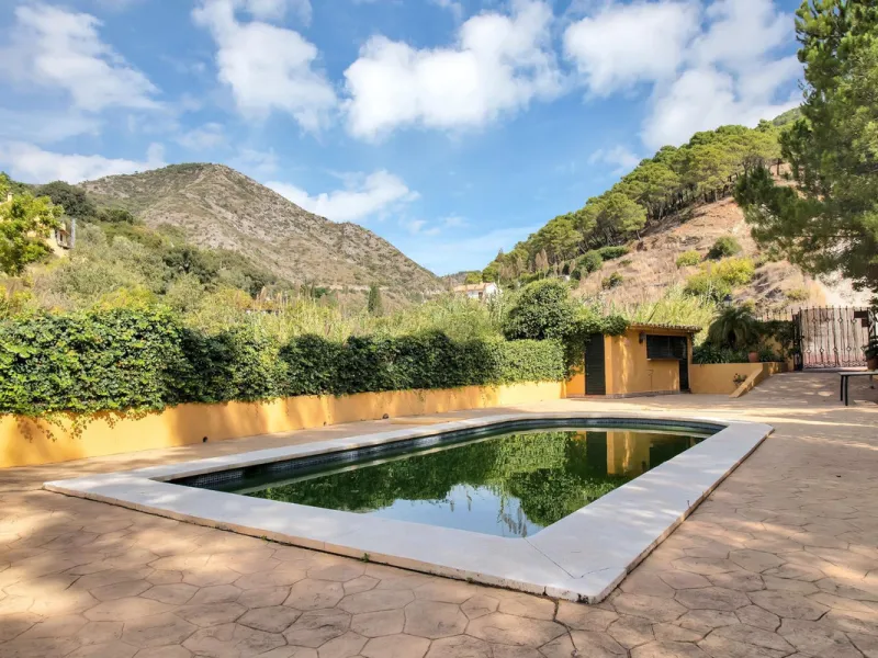 Country house with a total interior surface, in very good condition, with over 19,503 sqm of lush gardens and mature trees, completely gated. Ideal for a first or a second residence, one can enjoy there the peace and total privacy of a perfect green oasis