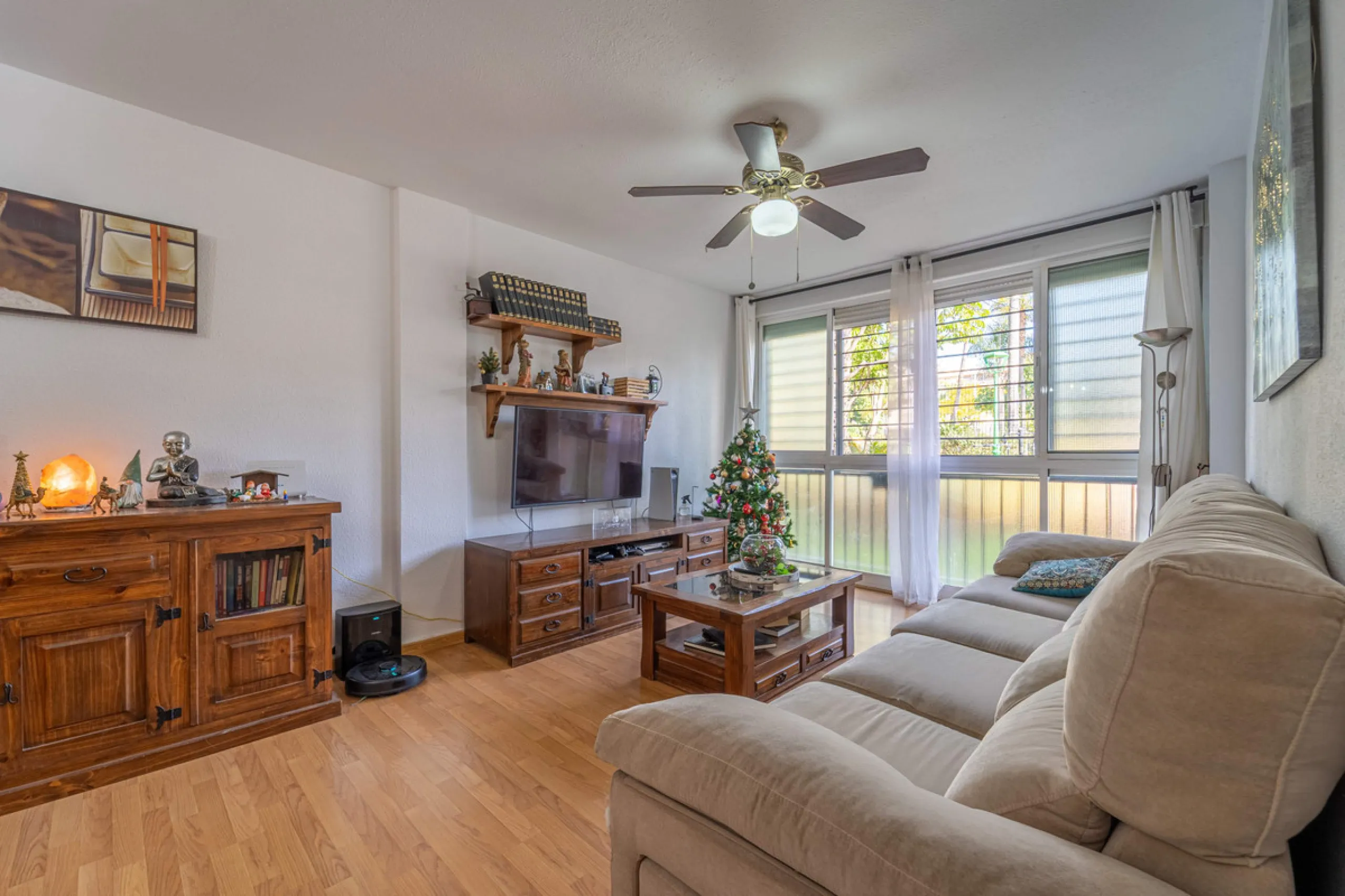 Located in a quiet residential area of Las Lagunas de Mijas, within the well-known Edificio El Alberó, this ground floor apartment stands out for its excellent location, comfort, and privacy. Situated directly in front of Parque Andalucía, it offers a gre
