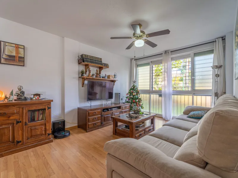 Located in a quiet residential area of Las Lagunas de Mijas, within the well-known Edificio El Alberó, this ground floor apartment stands out for its excellent location, comfort, and privacy. Situated directly in front of Parque Andalucía, it offers a gre