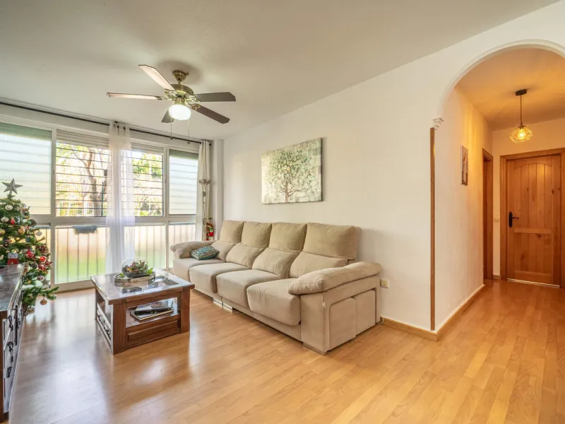 Located in a quiet residential area of Las Lagunas de Mijas, within the well-known Edificio El Alberó, this ground floor apartment stands out for its excellent location, comfort, and privacy. Situated directly in front of Parque Andalucía, it offers a gre