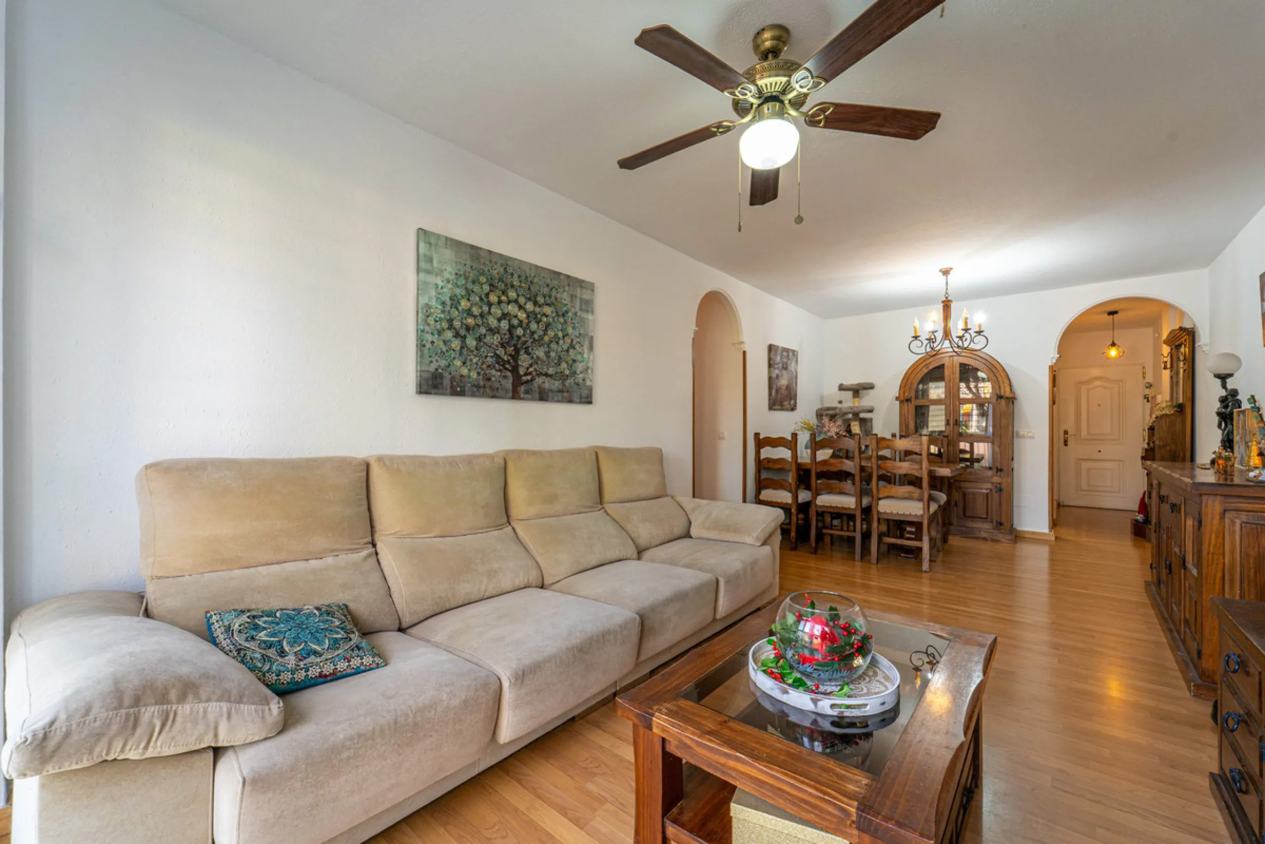 Located in a quiet residential area of Las Lagunas de Mijas, within the well-known Edificio El Alberó, this ground floor apartment stands out for its excellent location, comfort, and privacy. Situated directly in front of Parque Andalucía, it offers a gre