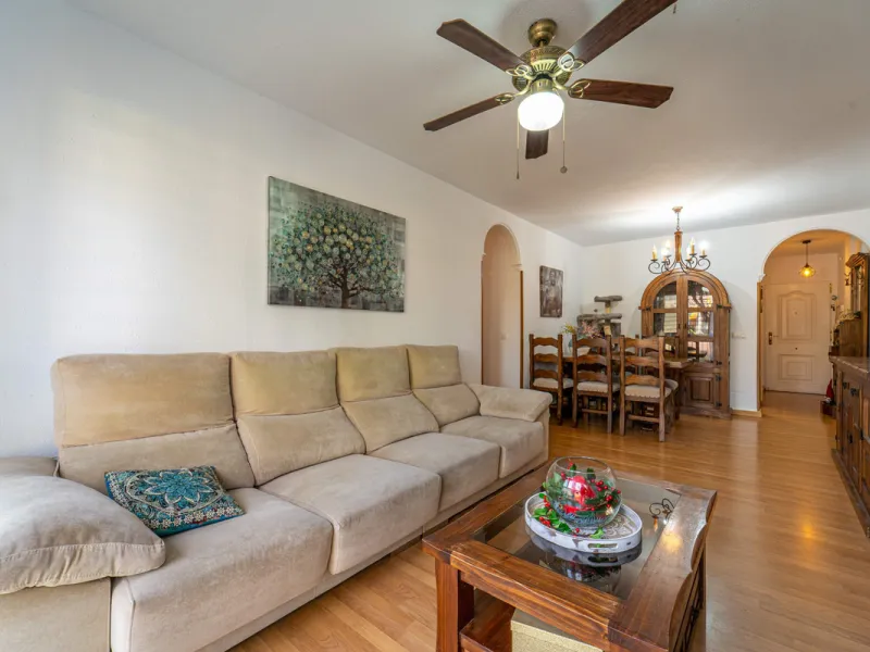 Located in a quiet residential area of Las Lagunas de Mijas, within the well-known Edificio El Alberó, this ground floor apartment stands out for its excellent location, comfort, and privacy. Situated directly in front of Parque Andalucía, it offers a gre