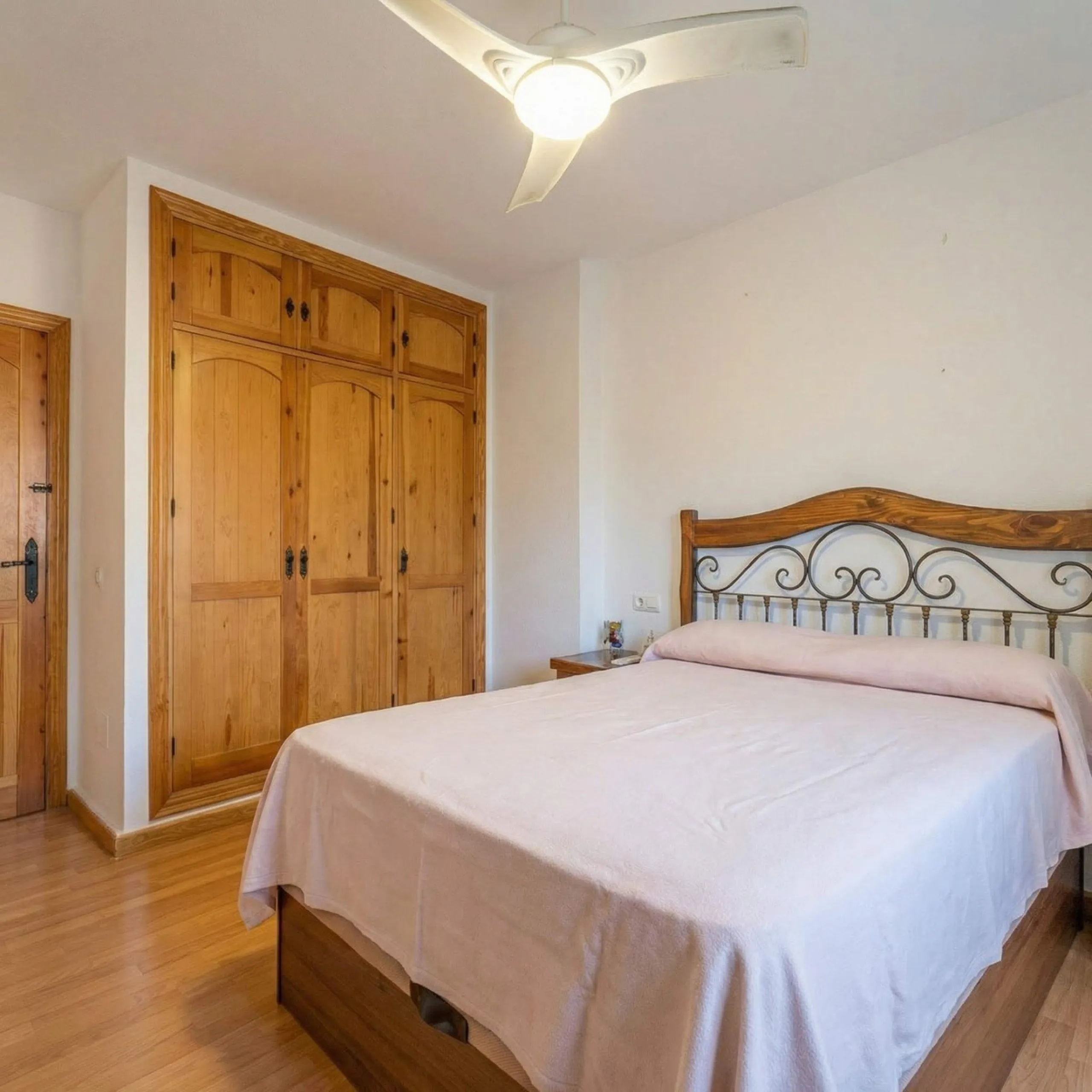 Located in a quiet residential area of Las Lagunas de Mijas, within the well-known Edificio El Alberó, this ground floor apartment stands out for its excellent location, comfort, and privacy. Situated directly in front of Parque Andalucía, it offers a gre