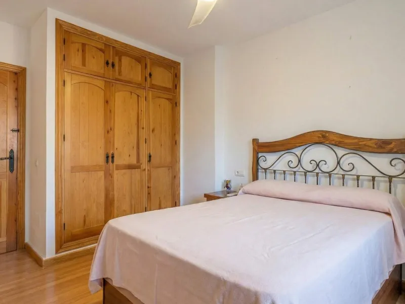 Located in a quiet residential area of Las Lagunas de Mijas, within the well-known Edificio El Alberó, this ground floor apartment stands out for its excellent location, comfort, and privacy. Situated directly in front of Parque Andalucía, it offers a gre