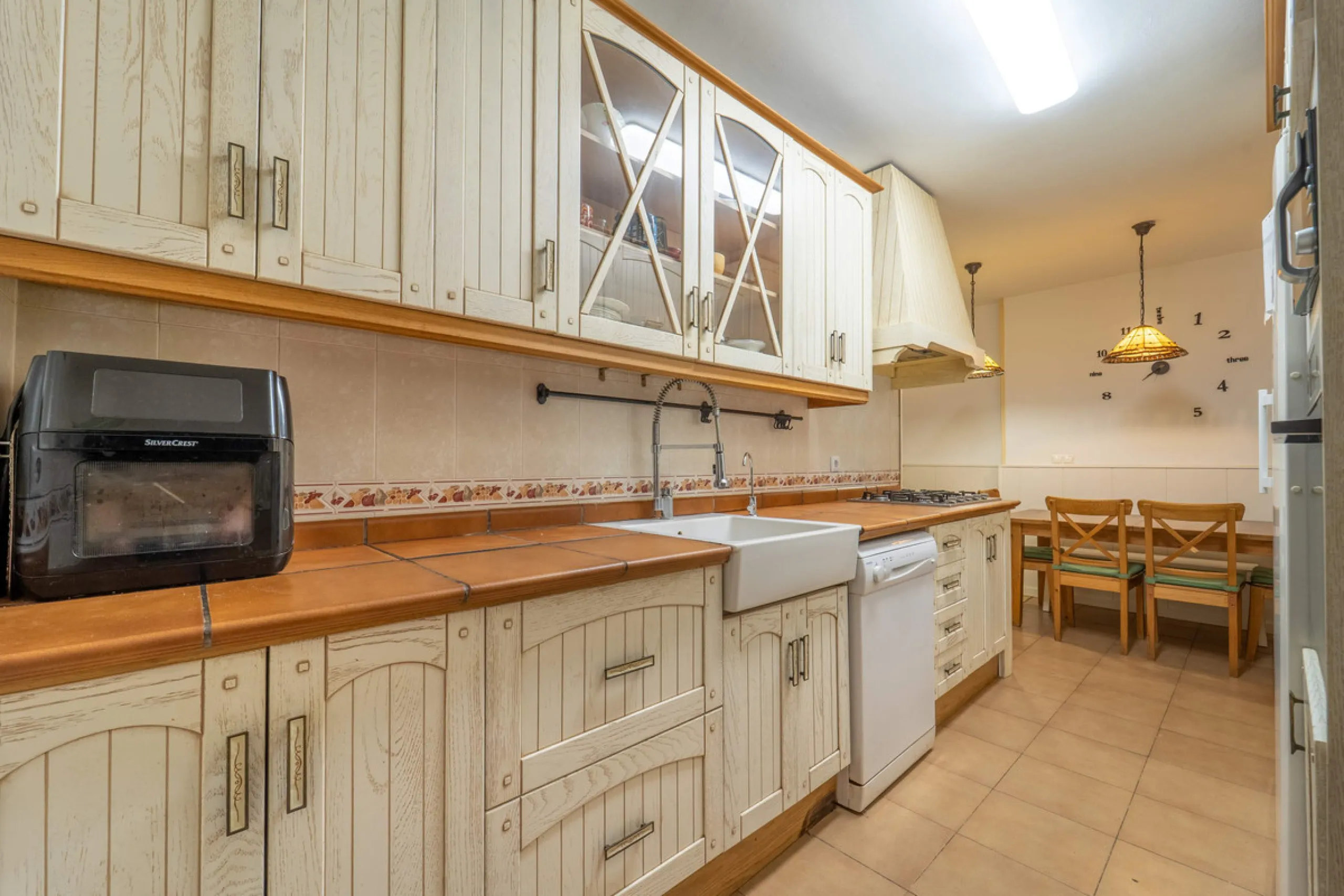 Located in a quiet residential area of Las Lagunas de Mijas, within the well-known Edificio El Alberó, this ground floor apartment stands out for its excellent location, comfort, and privacy. Situated directly in front of Parque Andalucía, it offers a gre