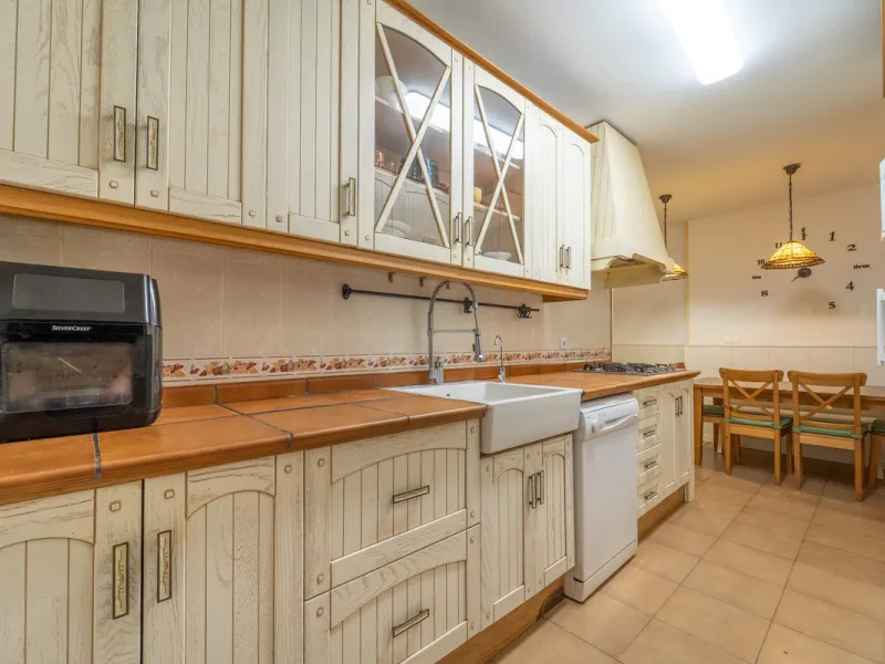 Located in a quiet residential area of Las Lagunas de Mijas, within the well-known Edificio El Alberó, this ground floor apartment stands out for its excellent location, comfort, and privacy. Situated directly in front of Parque Andalucía, it offers a gre