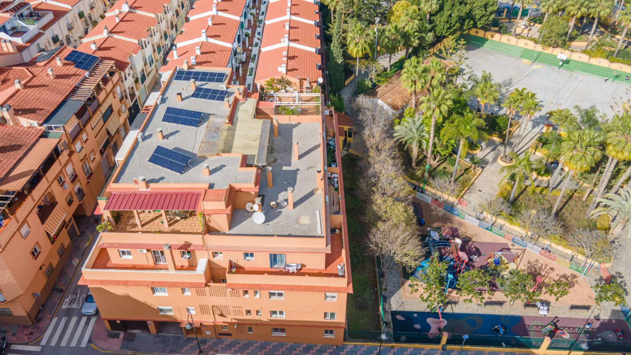 Located in a quiet residential area of Las Lagunas de Mijas, within the well-known Edificio El Alberó, this ground floor apartment stands out for its excellent location, comfort, and privacy. Situated directly in front of Parque Andalucía, it offers a gre