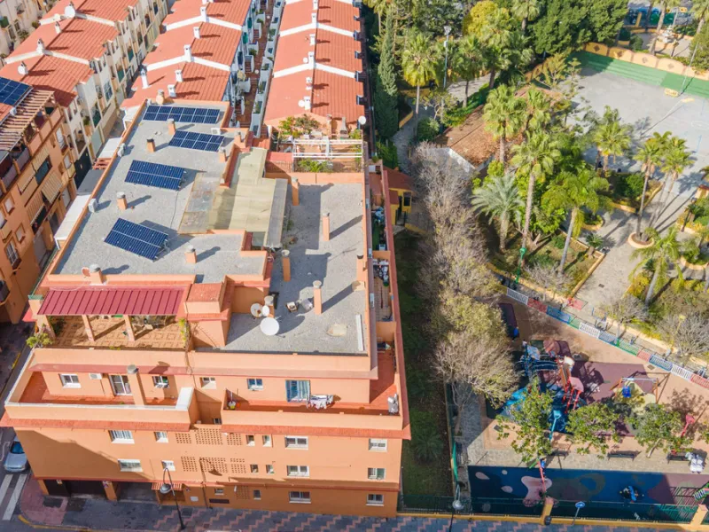 Located in a quiet residential area of Las Lagunas de Mijas, within the well-known Edificio El Alberó, this ground floor apartment stands out for its excellent location, comfort, and privacy. Situated directly in front of Parque Andalucía, it offers a gre