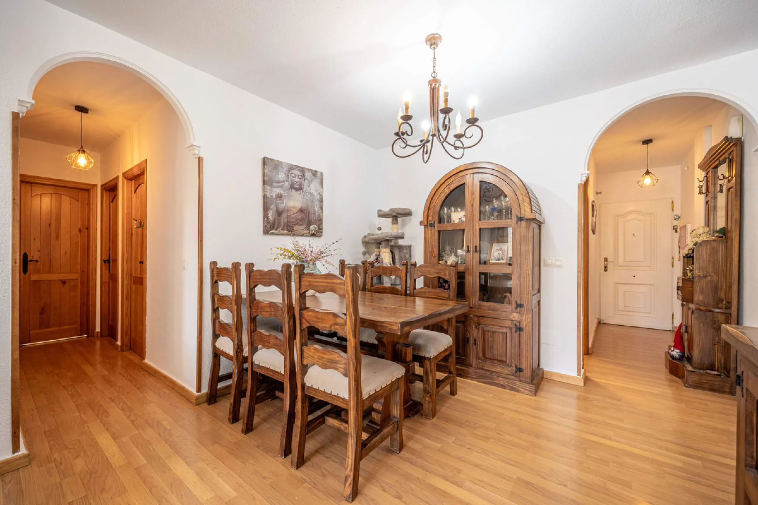 Located in a quiet residential area of Las Lagunas de Mijas, within the well-known Edificio El Alberó, this ground floor apartment stands out for its excellent location, comfort, and privacy. Situated directly in front of Parque Andalucía, it offers a gre