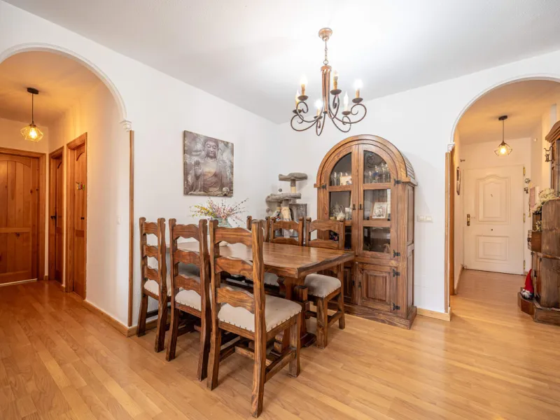 Located in a quiet residential area of Las Lagunas de Mijas, within the well-known Edificio El Alberó, this ground floor apartment stands out for its excellent location, comfort, and privacy. Situated directly in front of Parque Andalucía, it offers a gre