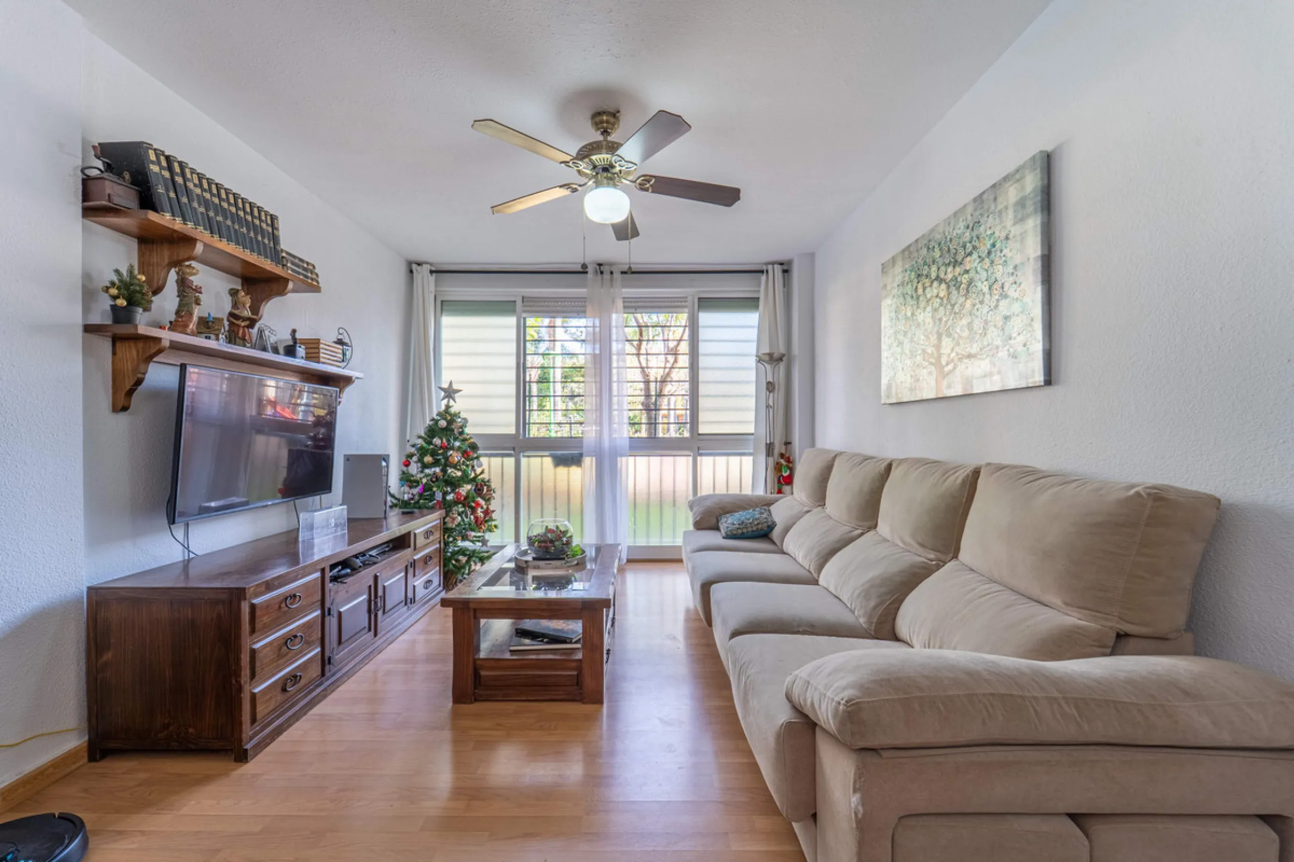 Located in a quiet residential area of Las Lagunas de Mijas, within the well-known Edificio El Alberó, this ground floor apartment stands out for its excellent location, comfort, and privacy. Situated directly in front of Parque Andalucía, it offers a gre