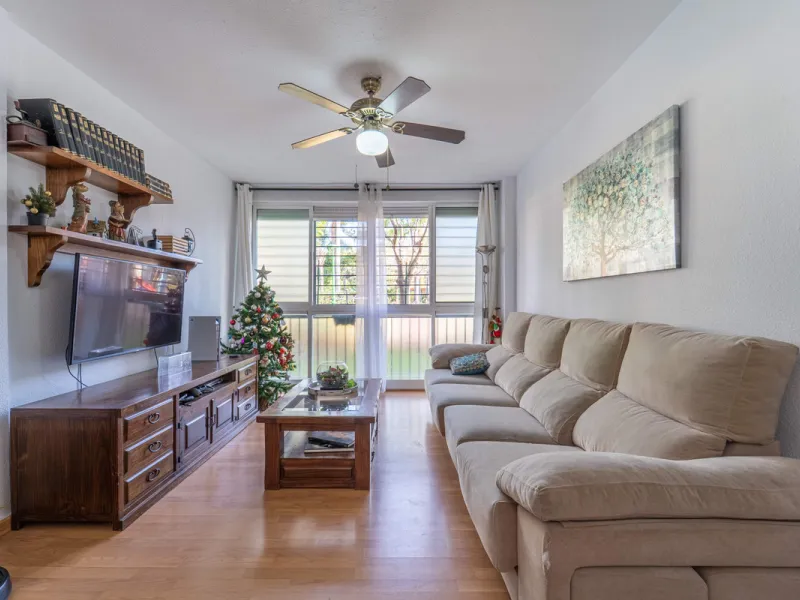 Located in a quiet residential area of Las Lagunas de Mijas, within the well-known Edificio El Alberó, this ground floor apartment stands out for its excellent location, comfort, and privacy. Situated directly in front of Parque Andalucía, it offers a gre