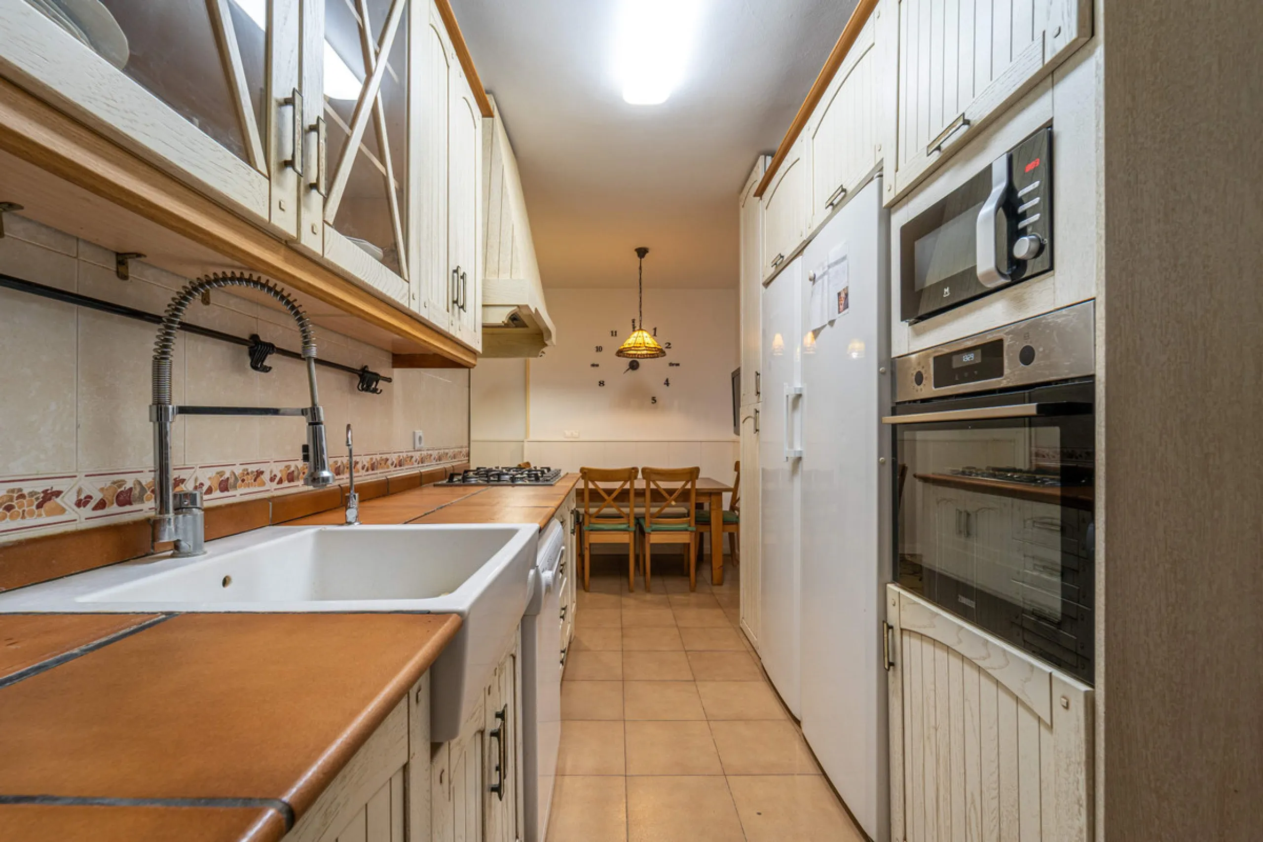 Located in a quiet residential area of Las Lagunas de Mijas, within the well-known Edificio El Alberó, this ground floor apartment stands out for its excellent location, comfort, and privacy. Situated directly in front of Parque Andalucía, it offers a gre