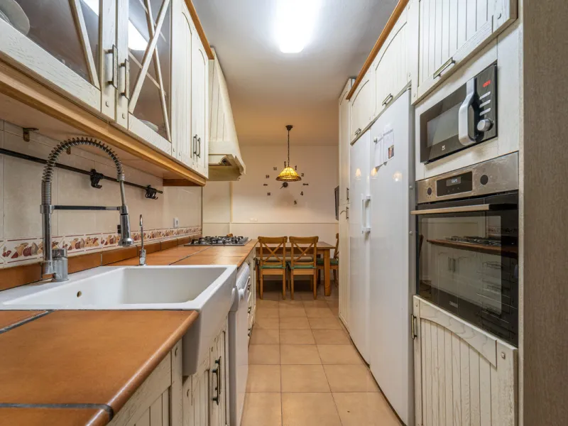Located in a quiet residential area of Las Lagunas de Mijas, within the well-known Edificio El Alberó, this ground floor apartment stands out for its excellent location, comfort, and privacy. Situated directly in front of Parque Andalucía, it offers a gre
