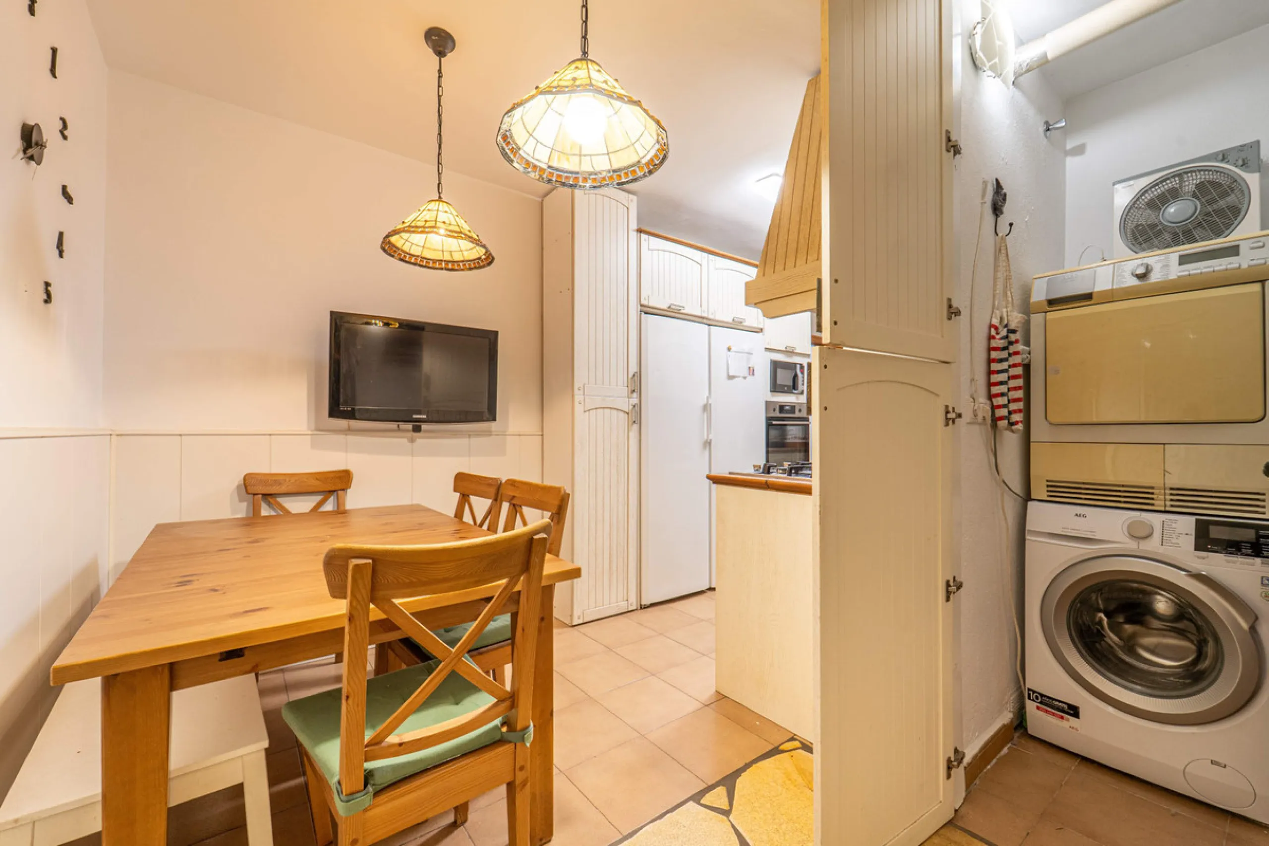Located in a quiet residential area of Las Lagunas de Mijas, within the well-known Edificio El Alberó, this ground floor apartment stands out for its excellent location, comfort, and privacy. Situated directly in front of Parque Andalucía, it offers a gre