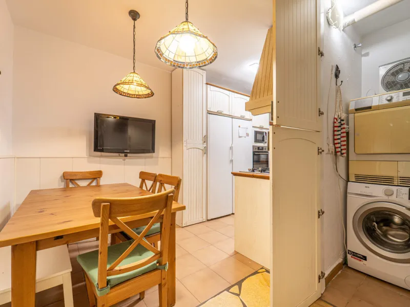Located in a quiet residential area of Las Lagunas de Mijas, within the well-known Edificio El Alberó, this ground floor apartment stands out for its excellent location, comfort, and privacy. Situated directly in front of Parque Andalucía, it offers a gre