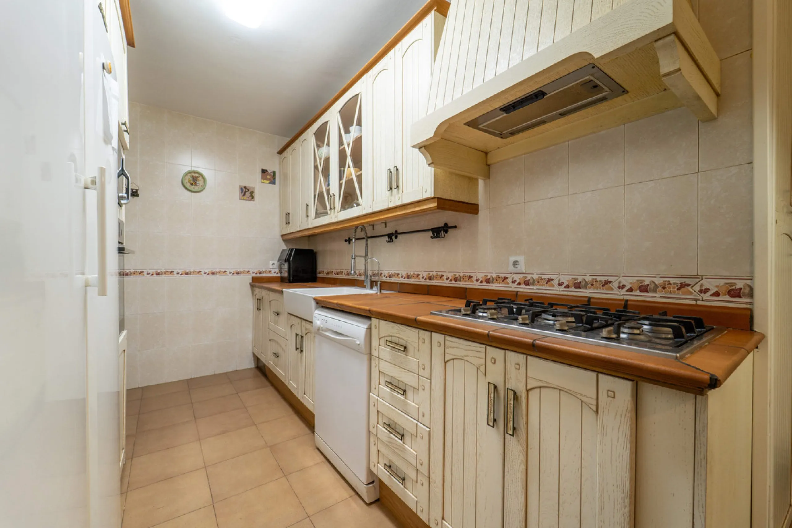 Located in a quiet residential area of Las Lagunas de Mijas, within the well-known Edificio El Alberó, this ground floor apartment stands out for its excellent location, comfort, and privacy. Situated directly in front of Parque Andalucía, it offers a gre