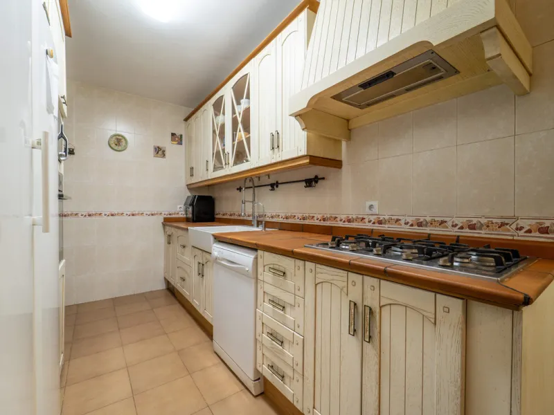 Located in a quiet residential area of Las Lagunas de Mijas, within the well-known Edificio El Alberó, this ground floor apartment stands out for its excellent location, comfort, and privacy. Situated directly in front of Parque Andalucía, it offers a gre