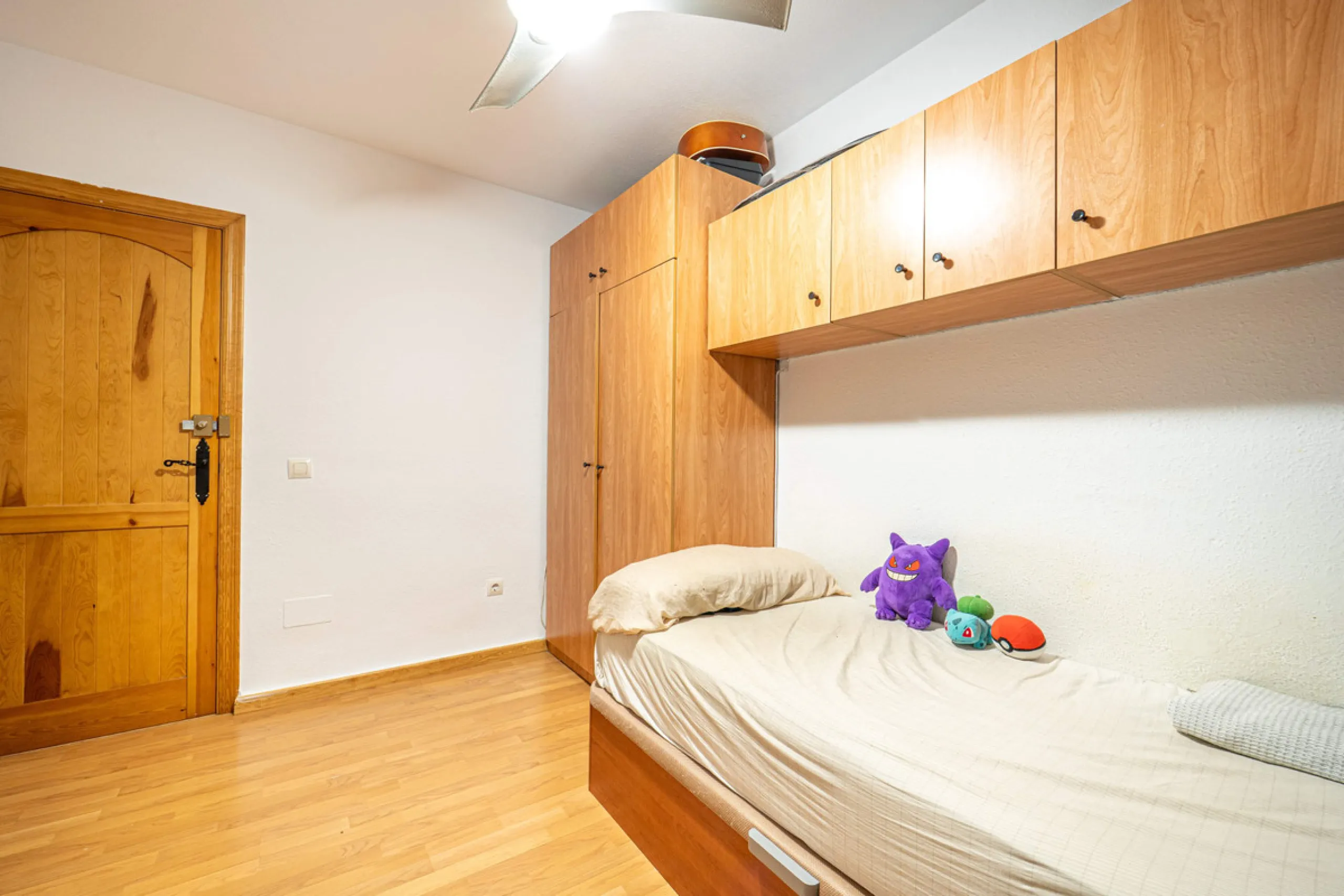 Located in a quiet residential area of Las Lagunas de Mijas, within the well-known Edificio El Alberó, this ground floor apartment stands out for its excellent location, comfort, and privacy. Situated directly in front of Parque Andalucía, it offers a gre