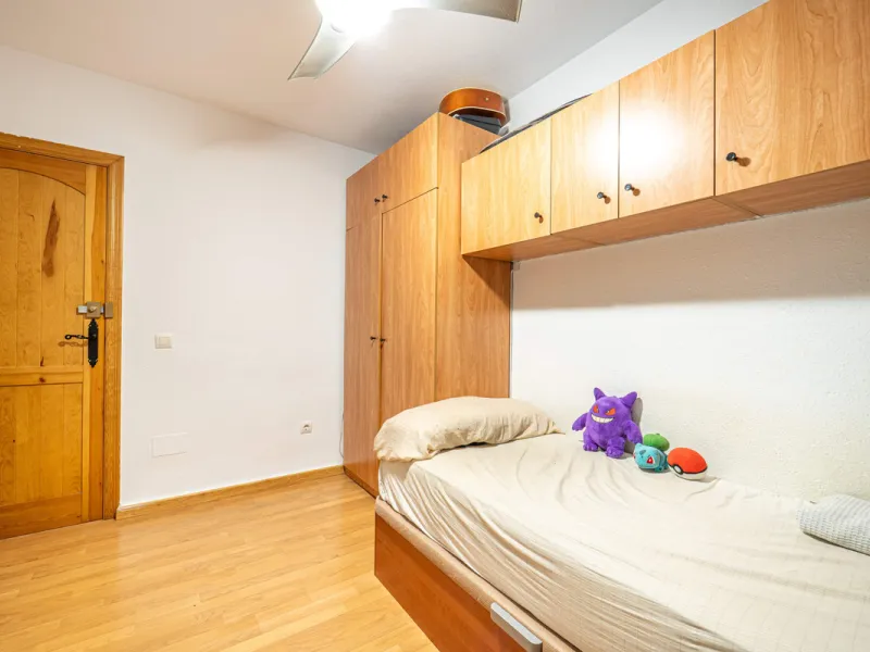 Located in a quiet residential area of Las Lagunas de Mijas, within the well-known Edificio El Alberó, this ground floor apartment stands out for its excellent location, comfort, and privacy. Situated directly in front of Parque Andalucía, it offers a gre