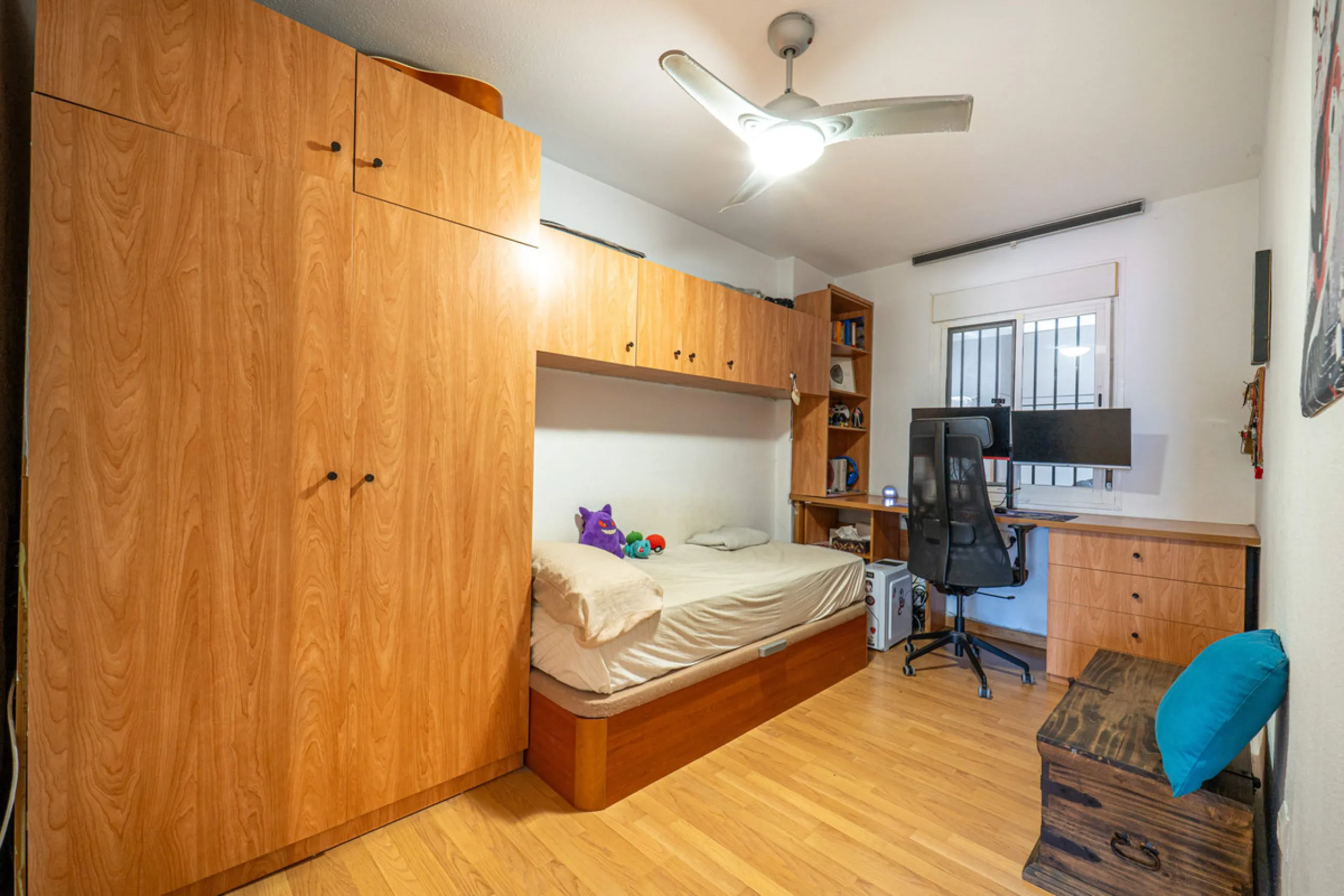 Located in a quiet residential area of Las Lagunas de Mijas, within the well-known Edificio El Alberó, this ground floor apartment stands out for its excellent location, comfort, and privacy. Situated directly in front of Parque Andalucía, it offers a gre