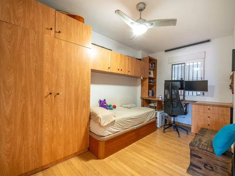 Located in a quiet residential area of Las Lagunas de Mijas, within the well-known Edificio El Alberó, this ground floor apartment stands out for its excellent location, comfort, and privacy. Situated directly in front of Parque Andalucía, it offers a gre