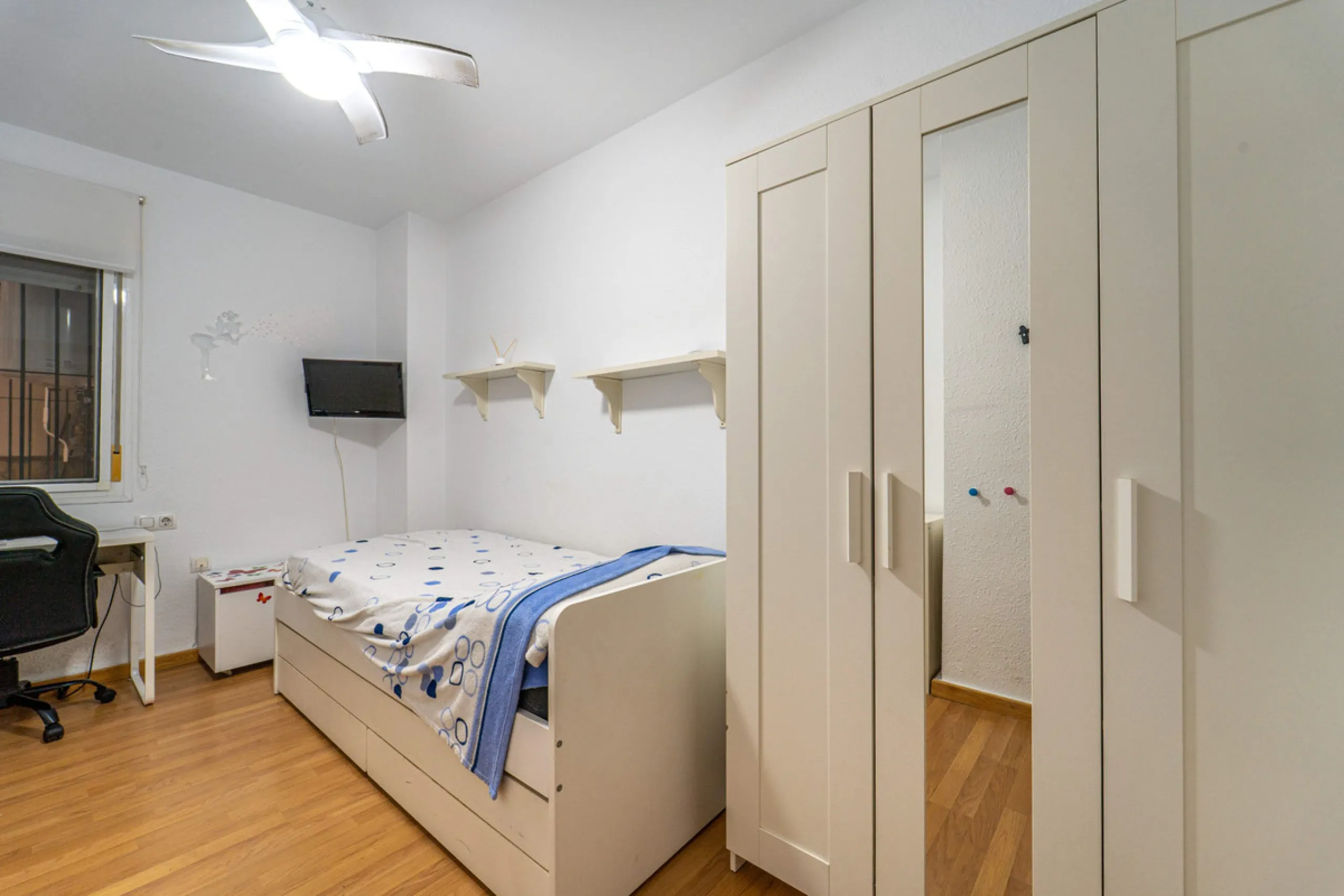 Located in a quiet residential area of Las Lagunas de Mijas, within the well-known Edificio El Alberó, this ground floor apartment stands out for its excellent location, comfort, and privacy. Situated directly in front of Parque Andalucía, it offers a gre