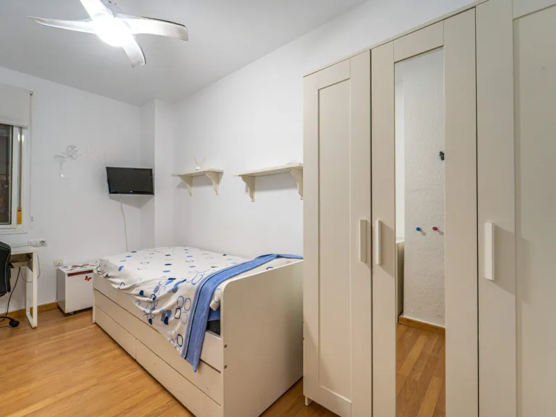 Located in a quiet residential area of Las Lagunas de Mijas, within the well-known Edificio El Alberó, this ground floor apartment stands out for its excellent location, comfort, and privacy. Situated directly in front of Parque Andalucía, it offers a gre