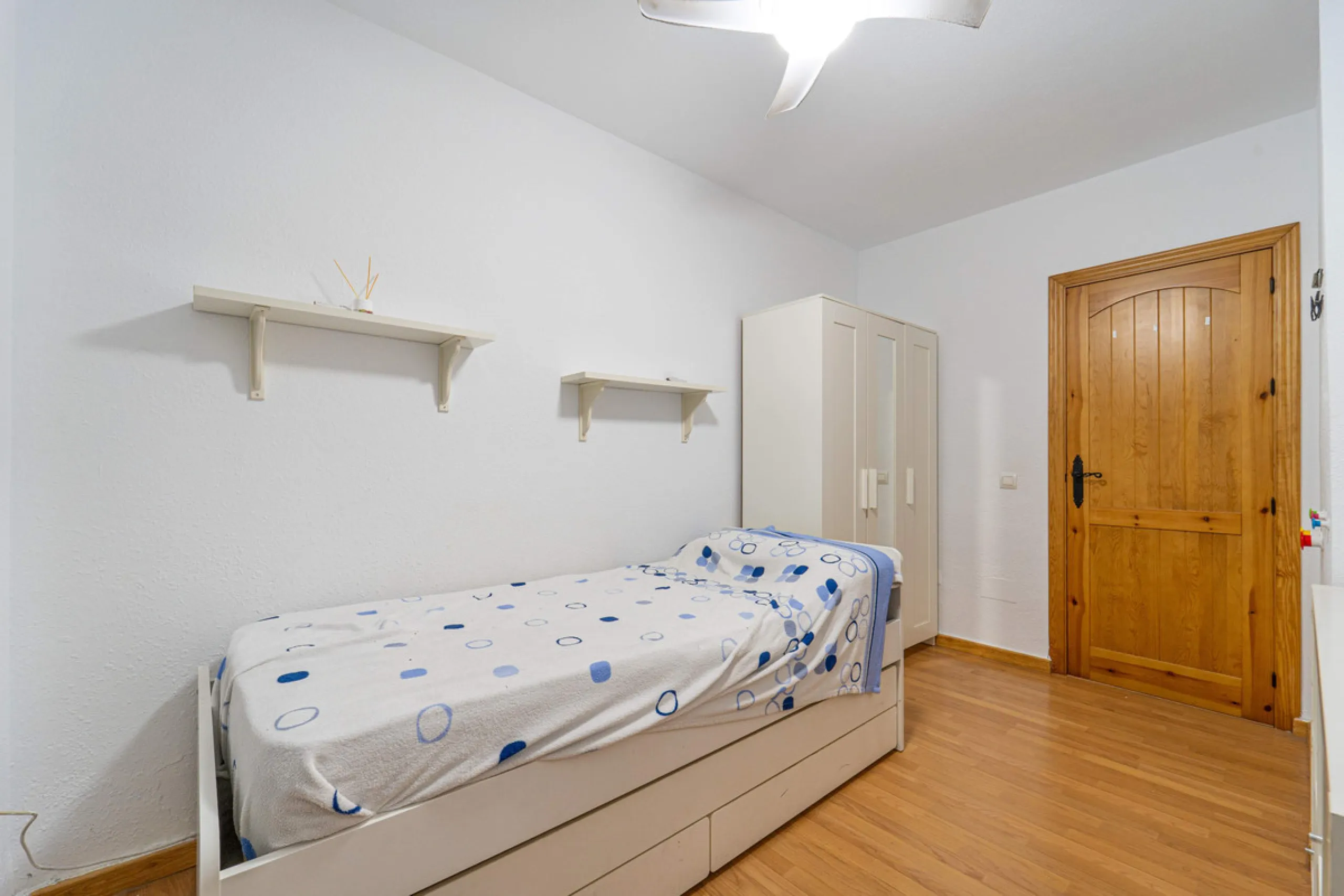 Located in a quiet residential area of Las Lagunas de Mijas, within the well-known Edificio El Alberó, this ground floor apartment stands out for its excellent location, comfort, and privacy. Situated directly in front of Parque Andalucía, it offers a gre