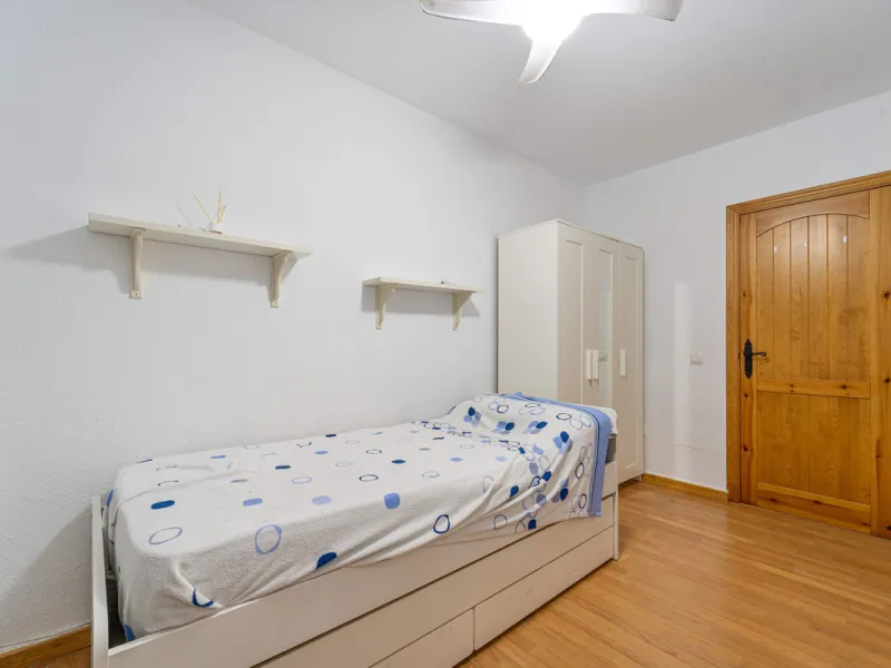 Located in a quiet residential area of Las Lagunas de Mijas, within the well-known Edificio El Alberó, this ground floor apartment stands out for its excellent location, comfort, and privacy. Situated directly in front of Parque Andalucía, it offers a gre