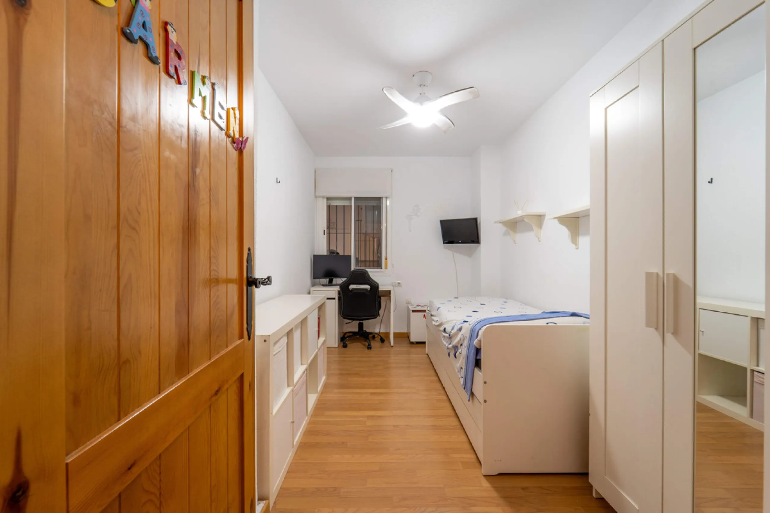 Located in a quiet residential area of Las Lagunas de Mijas, within the well-known Edificio El Alberó, this ground floor apartment stands out for its excellent location, comfort, and privacy. Situated directly in front of Parque Andalucía, it offers a gre