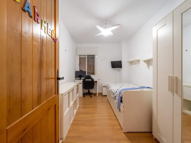 Located in a quiet residential area of Las Lagunas de Mijas, within the well-known Edificio El Alberó, this ground floor apartment stands out for its excellent location, comfort, and privacy. Situated directly in front of Parque Andalucía, it offers a gre