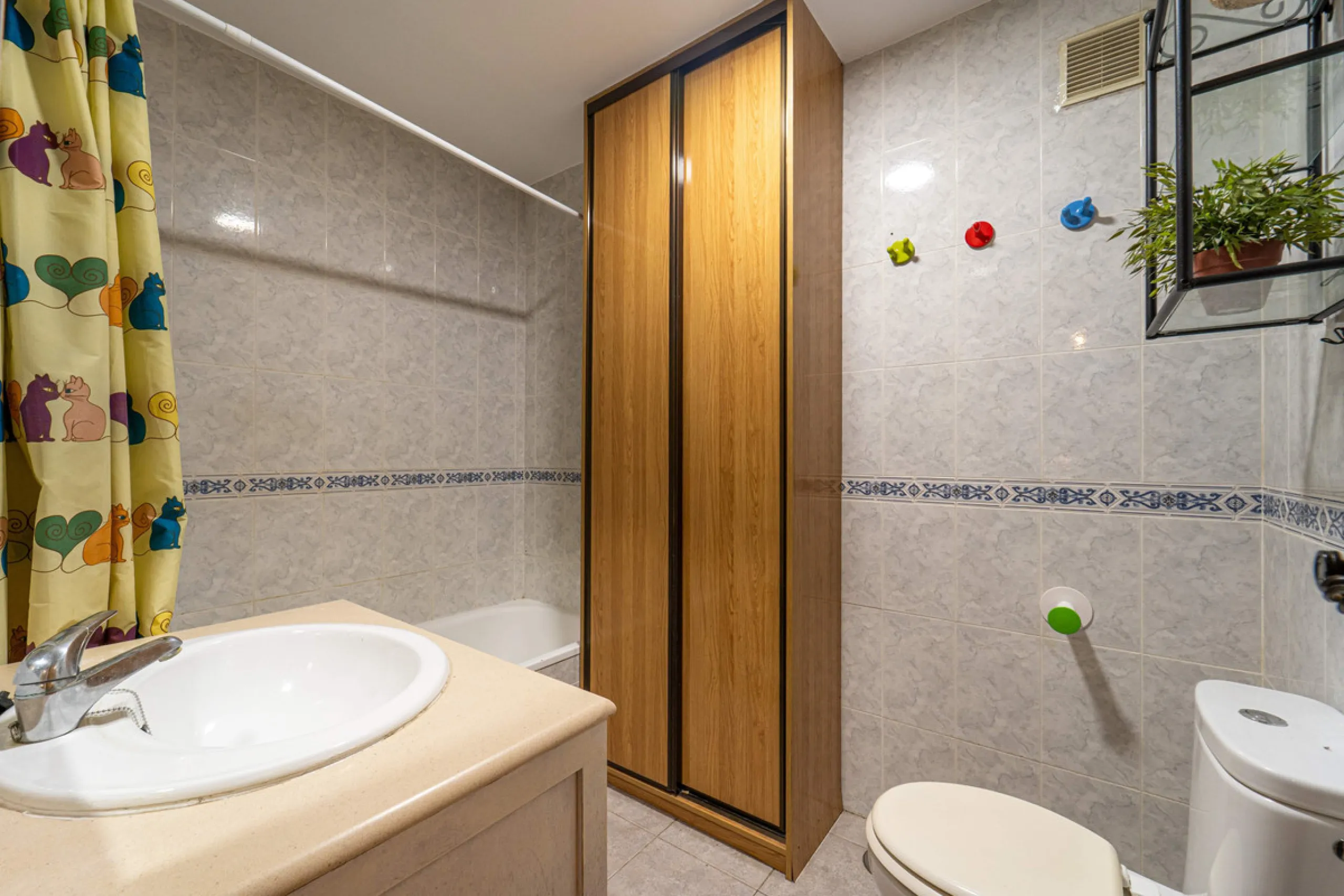 Located in a quiet residential area of Las Lagunas de Mijas, within the well-known Edificio El Alberó, this ground floor apartment stands out for its excellent location, comfort, and privacy. Situated directly in front of Parque Andalucía, it offers a gre