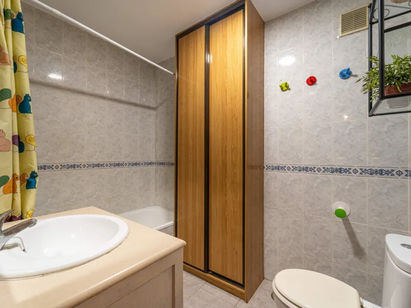 Located in a quiet residential area of Las Lagunas de Mijas, within the well-known Edificio El Alberó, this ground floor apartment stands out for its excellent location, comfort, and privacy. Situated directly in front of Parque Andalucía, it offers a gre