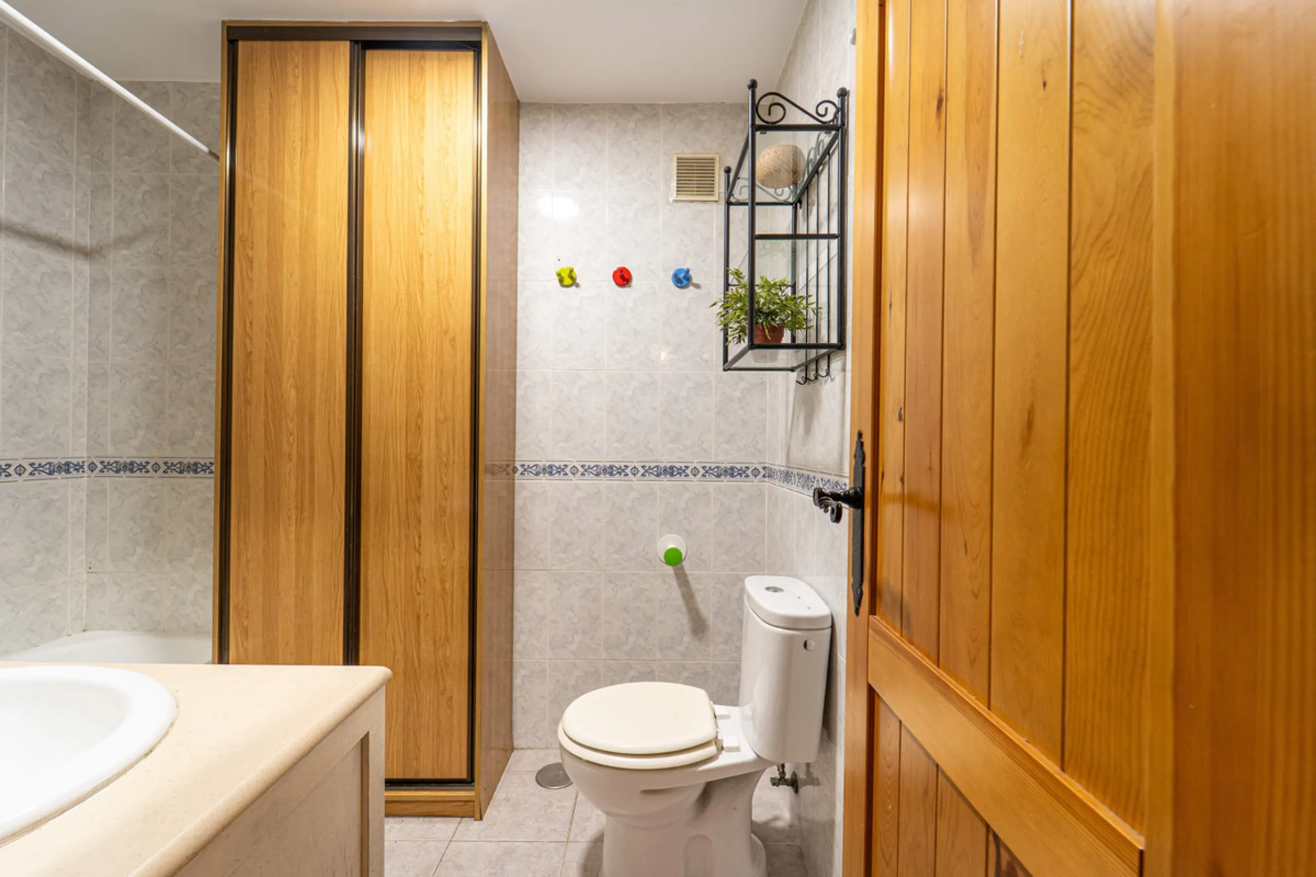 Located in a quiet residential area of Las Lagunas de Mijas, within the well-known Edificio El Alberó, this ground floor apartment stands out for its excellent location, comfort, and privacy. Situated directly in front of Parque Andalucía, it offers a gre