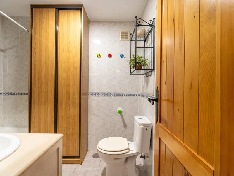 Located in a quiet residential area of Las Lagunas de Mijas, within the well-known Edificio El Alberó, this ground floor apartment stands out for its excellent location, comfort, and privacy. Situated directly in front of Parque Andalucía, it offers a gre