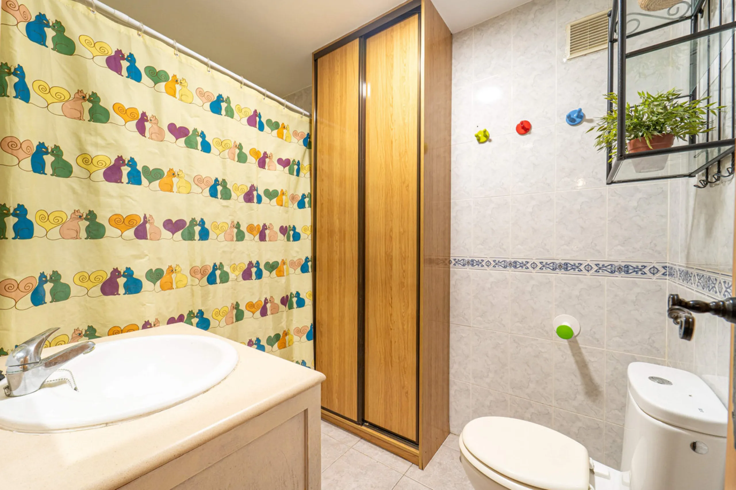 Located in a quiet residential area of Las Lagunas de Mijas, within the well-known Edificio El Alberó, this ground floor apartment stands out for its excellent location, comfort, and privacy. Situated directly in front of Parque Andalucía, it offers a gre