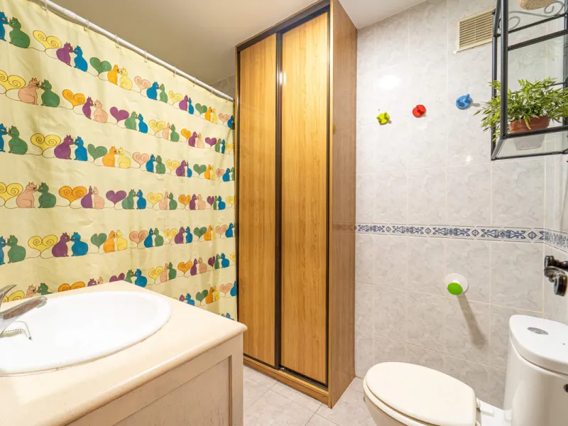 Located in a quiet residential area of Las Lagunas de Mijas, within the well-known Edificio El Alberó, this ground floor apartment stands out for its excellent location, comfort, and privacy. Situated directly in front of Parque Andalucía, it offers a gre