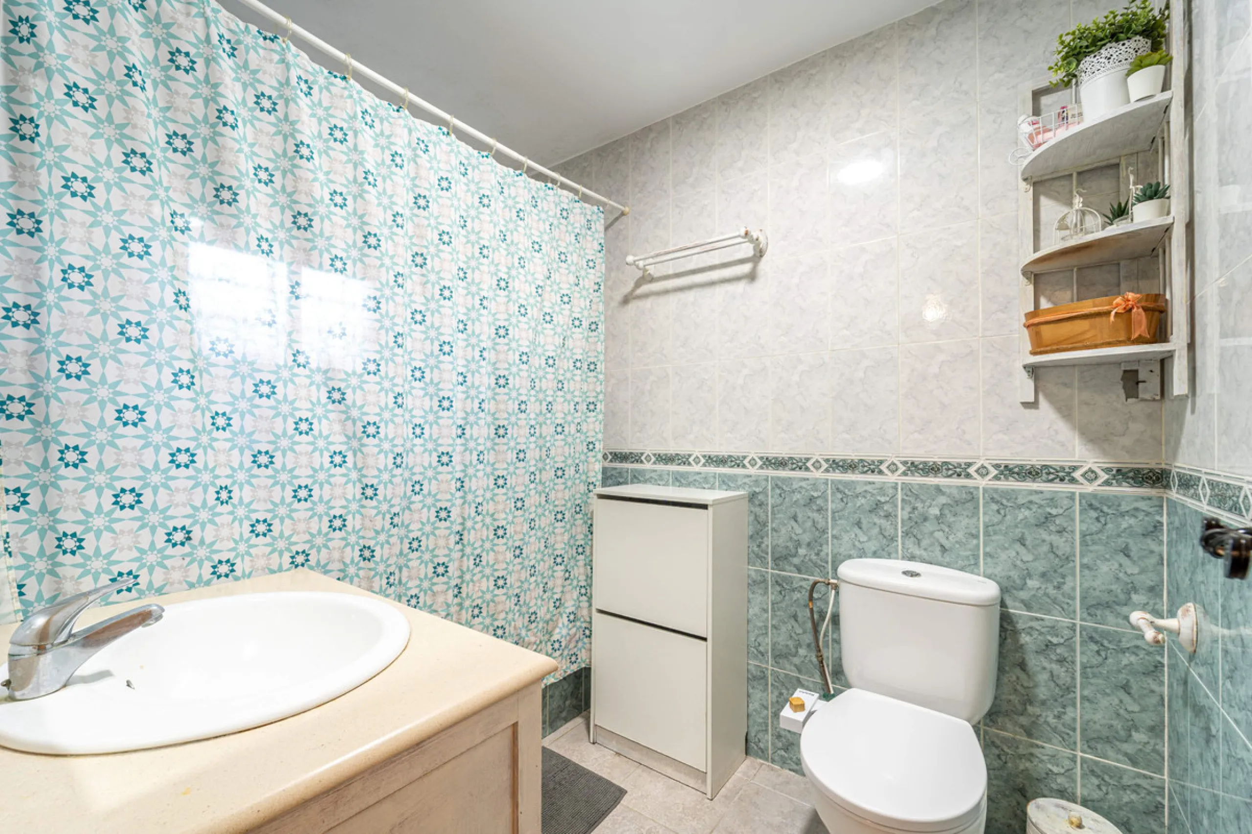 Located in a quiet residential area of Las Lagunas de Mijas, within the well-known Edificio El Alberó, this ground floor apartment stands out for its excellent location, comfort, and privacy. Situated directly in front of Parque Andalucía, it offers a gre