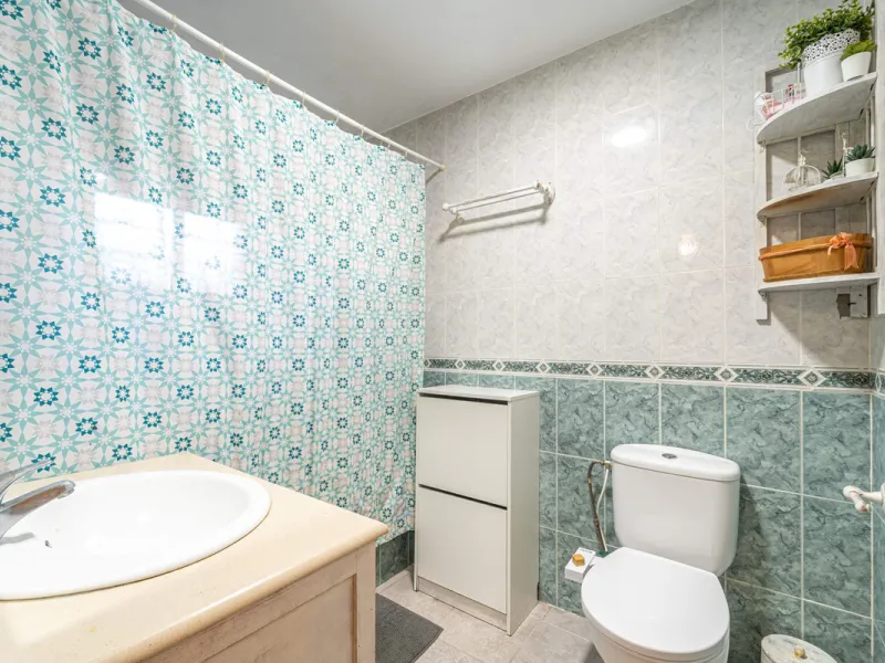 Located in a quiet residential area of Las Lagunas de Mijas, within the well-known Edificio El Alberó, this ground floor apartment stands out for its excellent location, comfort, and privacy. Situated directly in front of Parque Andalucía, it offers a gre
