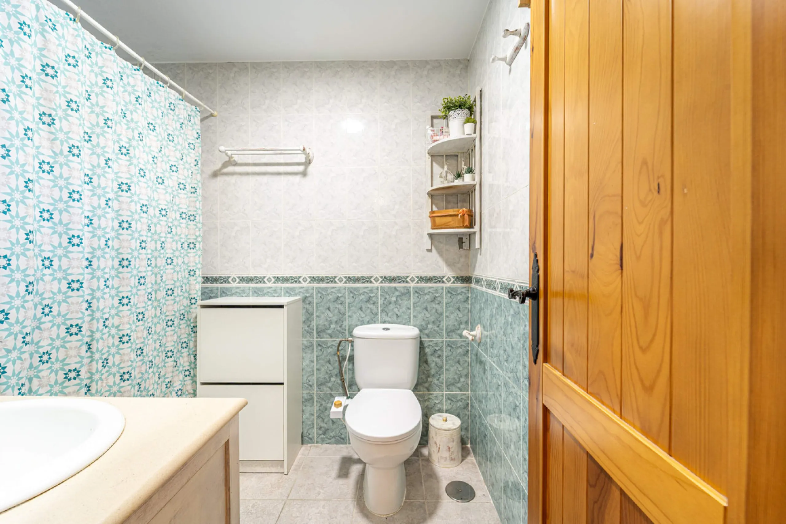 Located in a quiet residential area of Las Lagunas de Mijas, within the well-known Edificio El Alberó, this ground floor apartment stands out for its excellent location, comfort, and privacy. Situated directly in front of Parque Andalucía, it offers a gre