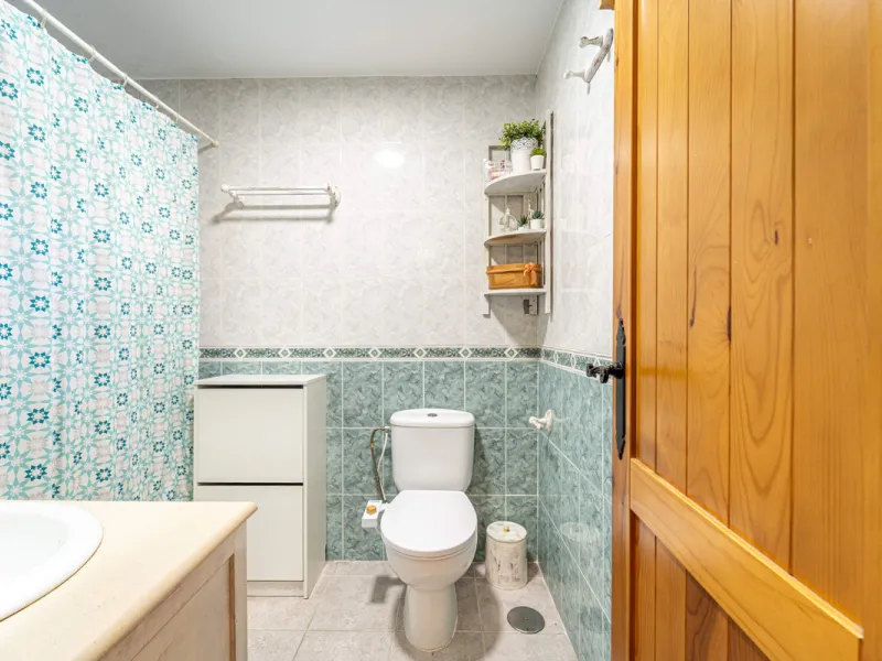 Located in a quiet residential area of Las Lagunas de Mijas, within the well-known Edificio El Alberó, this ground floor apartment stands out for its excellent location, comfort, and privacy. Situated directly in front of Parque Andalucía, it offers a gre
