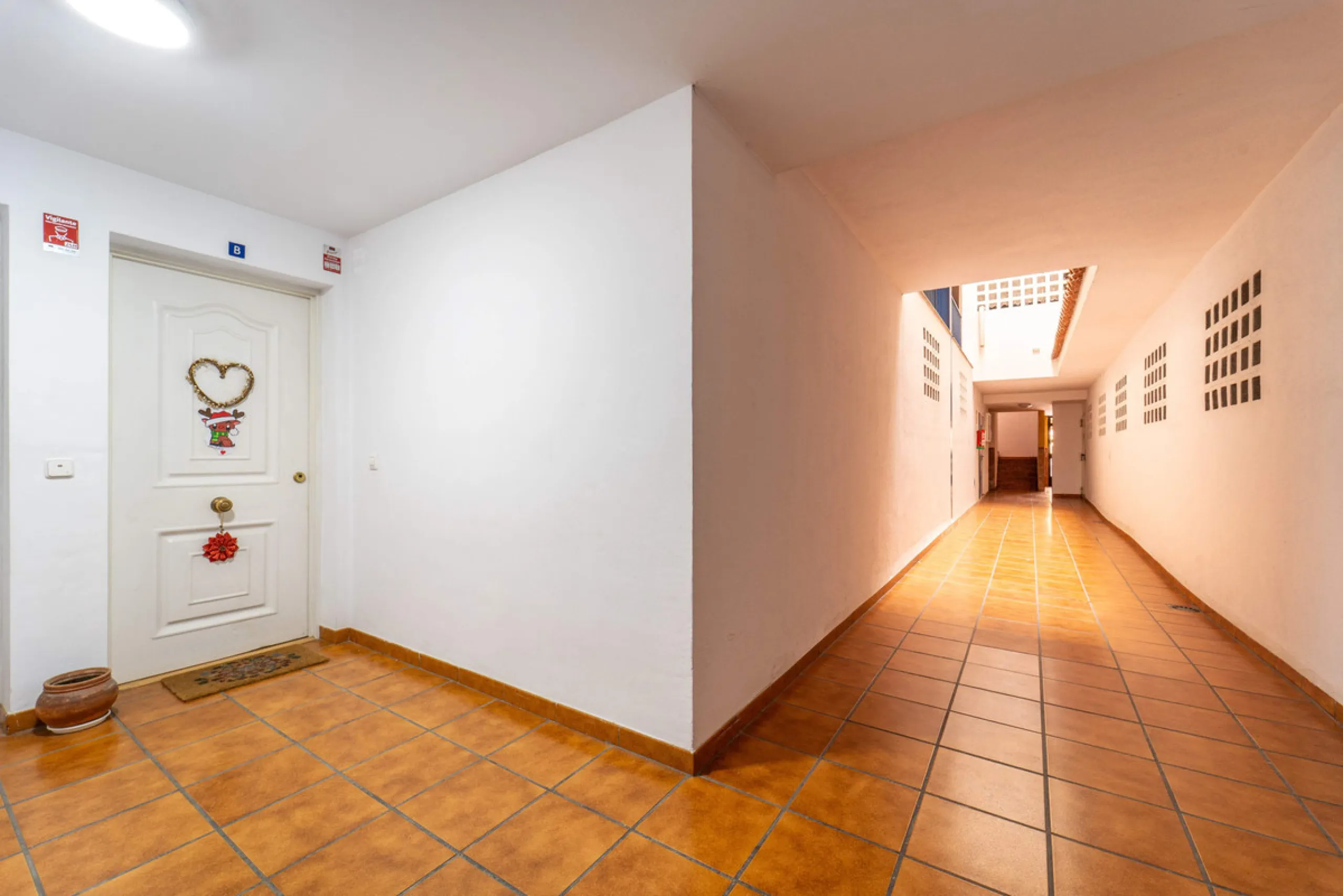Located in a quiet residential area of Las Lagunas de Mijas, within the well-known Edificio El Alberó, this ground floor apartment stands out for its excellent location, comfort, and privacy. Situated directly in front of Parque Andalucía, it offers a gre